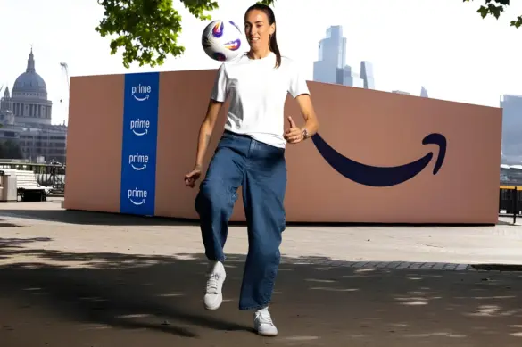 Jill Scott and Sam Ryder Unveil Giant Amazon Prime Box on London’s Southbank for Prime Day Kickoff 07-08-25