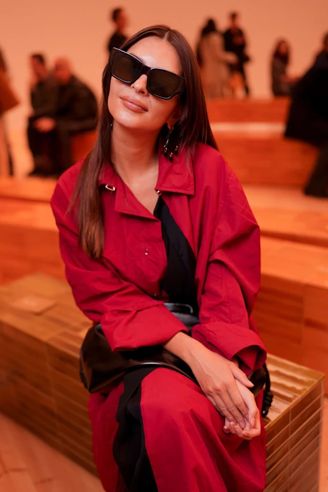 Emily Ratajkowski – Loewe Show as Part of Spring/Summer 2026 Paris Fashion Week in Paris, France 10-03-2025
