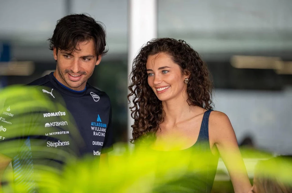 Rebecca Donaldson & Carlos Sainz During Formula 1 Singapore Airlines Singapore Grand Prix 2025 in Singapore 10-03-2025