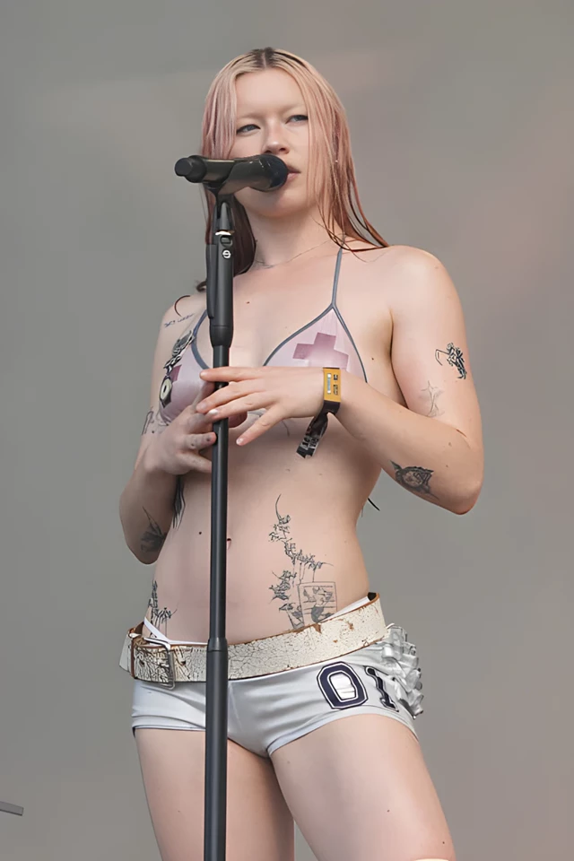 Rhian Teasdale (of Wet Leg) – Performs During 2025 Austin City Limits Music Festival at Zilker Park in Austin, Texas 10-05-2025
